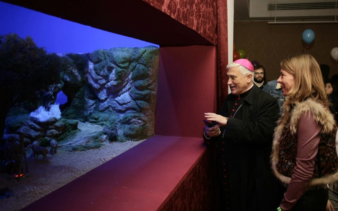 El obispo de Cádiz y Ceuta, monseñor Rafael Zornoza Boy, bendice el Belén 2019 de la Fundación Cajasol