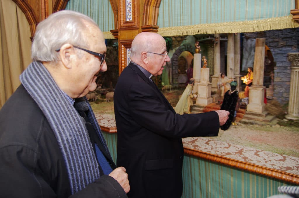 El obispo de Huelva, José Vilaplana, bendice el Belén de la Fundación Cajasol en Huelva