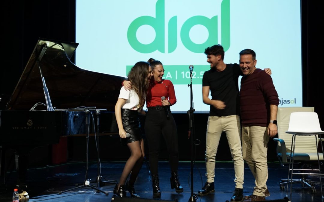 María Parrado, Noelia Francio y Carlos Right en el escenario de la Fundación Cajasol con Cadena DIAL