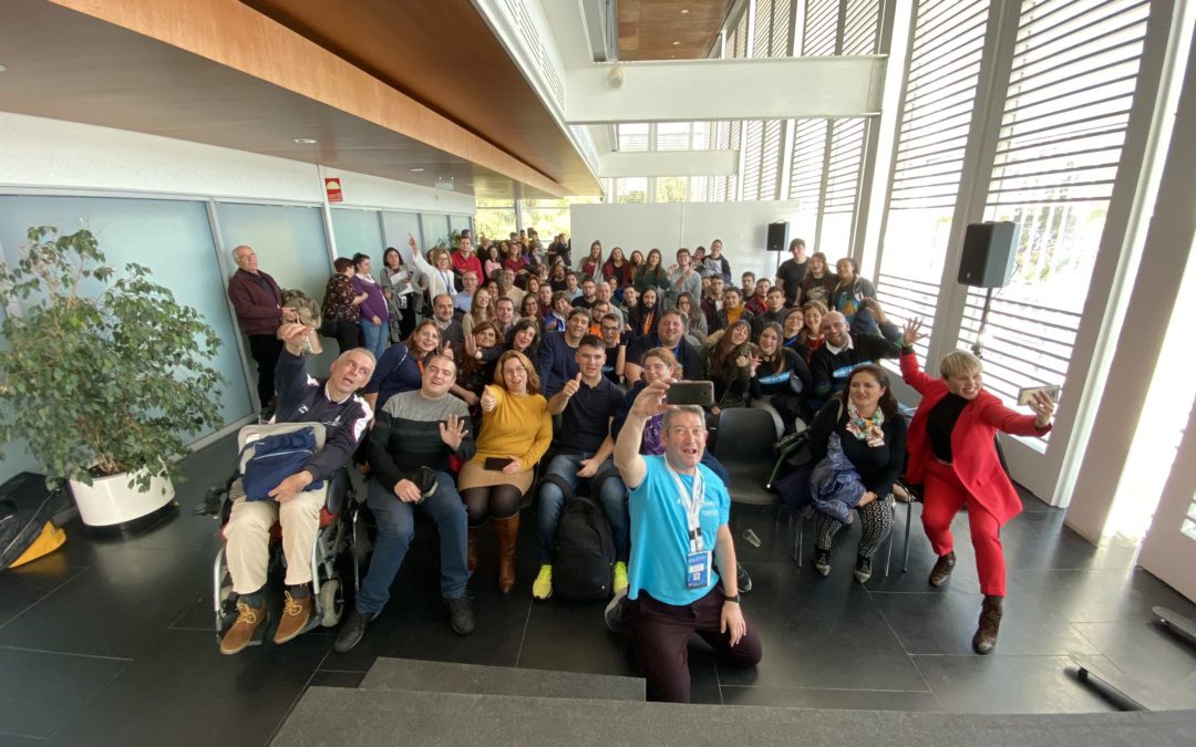 Foto de familia de la final del Hackathon Emprende en Sevilla