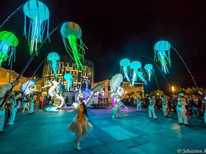 Espectáculo de luces de Navidad y el pasacalles ‘Abismos’ en Sevilla desde la Plaza de San Francisco