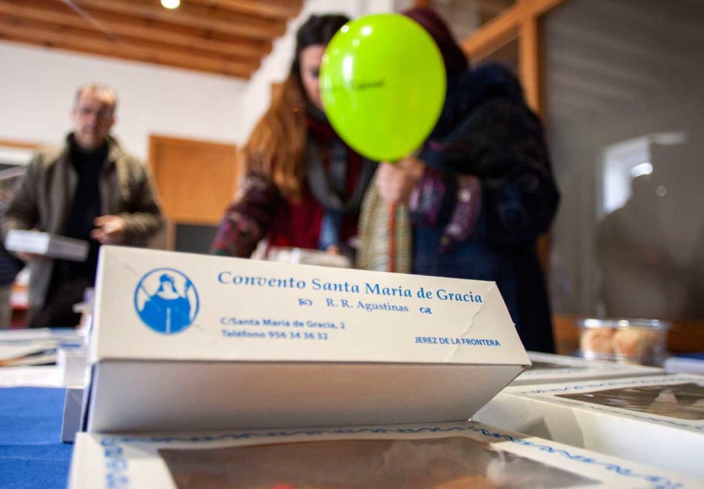 Venta de dulces de conventos en la sede de la Fundación Cajasol en Cádiz