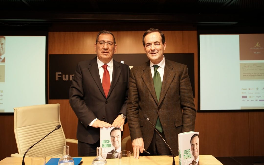 Antonio Pulido y José Bono posan con ejemplares de 'Se levanta la sesión'