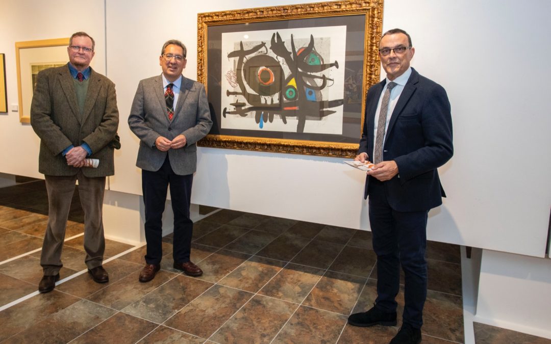 Juan Fernández Lacomba, Antonio Pulido e Ignacio Caraballo en la inauguración de la exposición 'Obra Gráfica de la Colección Fundación Cajasol' en la Diputación de Huelva