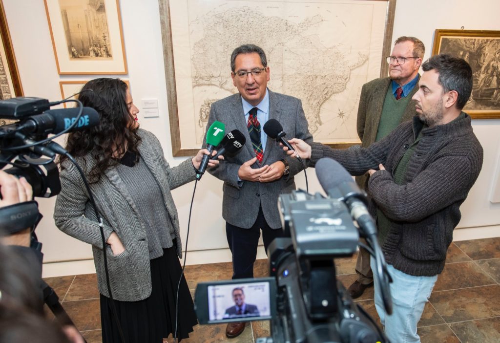 Antonio Pulido atiende a los medios de comunicación en la exposición 'Obra Gráfica de la Fundación Cajasol' en la Diputación de Huelva