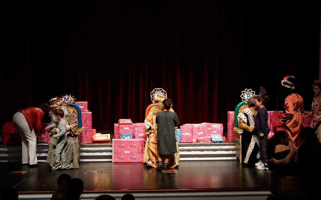 Los Reyes Magos 2020 recibiendo la visita de niñ@s de diferentes asociaciones en la Fundación Cajasol