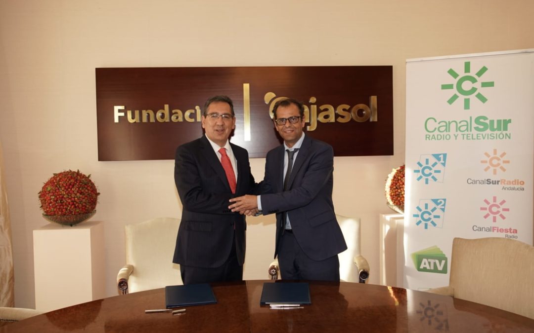 El presidente de la Fundación Cajasol, Antonio Pulido, y el director general de Radio Televisión de Andalucía (RTVA), Juande Mellado, firman el convenio 2020 entre Fundación Cajasol y Canal Sur
