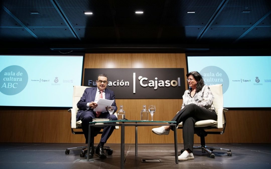El periodista Paco Robles, junto a Mari Pau Domínguez, en el Aula de Cultura ABC de Sevilla