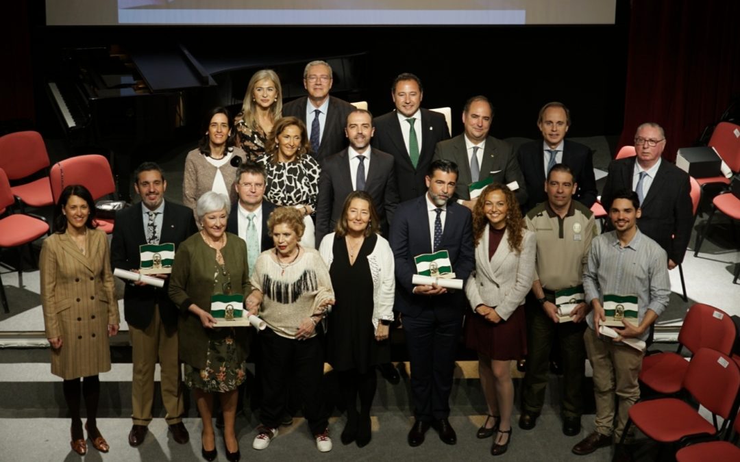 Foto de familia en la entrega de las Banderas de Andalucía por parte de la provincia de Sevilla en la Fundación Cajasol