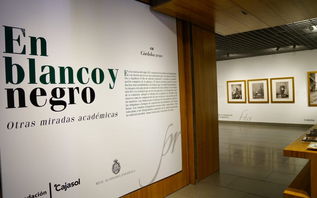 La RAE y Fundación Cajasol presentan la exposición ‘En blanco y negro. Otras miradas académicas’ en Córdoba hasta el 14 de marzo