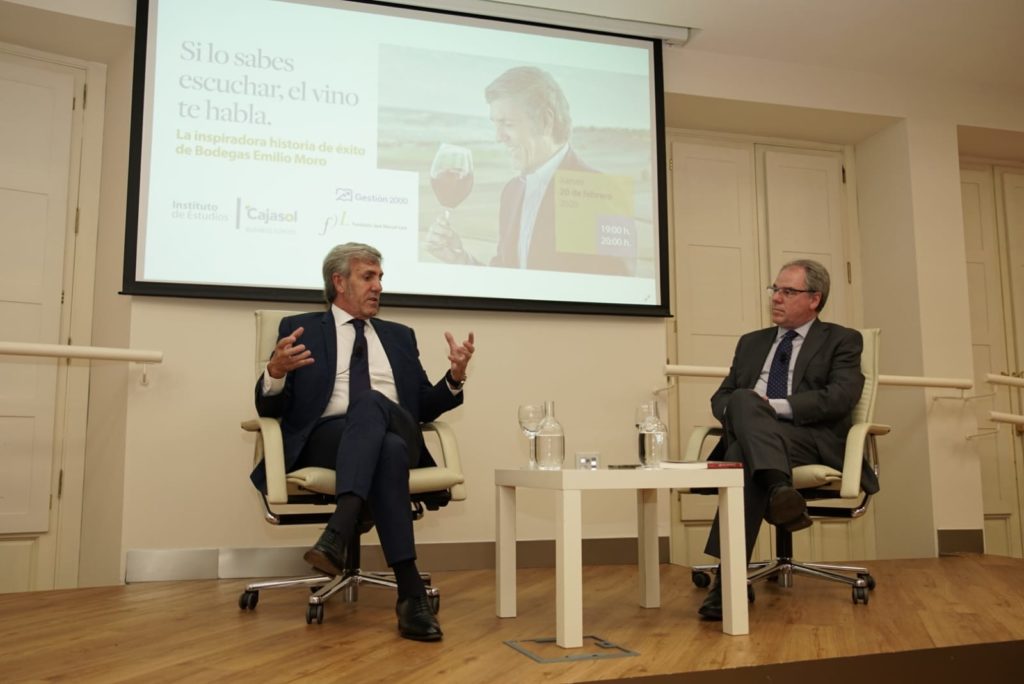 Presentación del libro 'Si sabes escuchar, el vino te habla' de José Moro, en la Fundación Cajasol