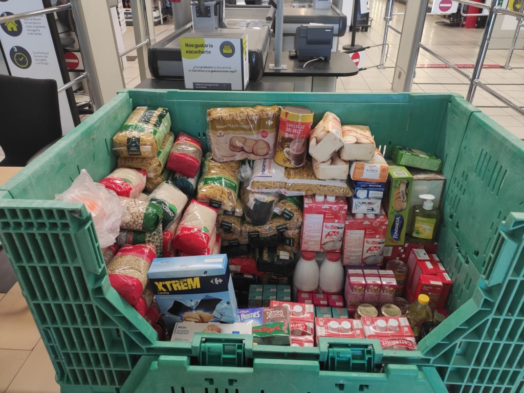 Donación de alimentos en Carrefour Huelva