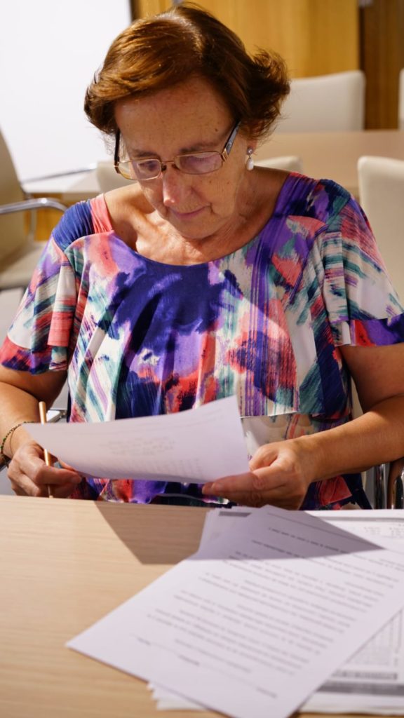 Una participante en el taller de Mente Activa, que pasará a ser de forma virtual en estos momentos