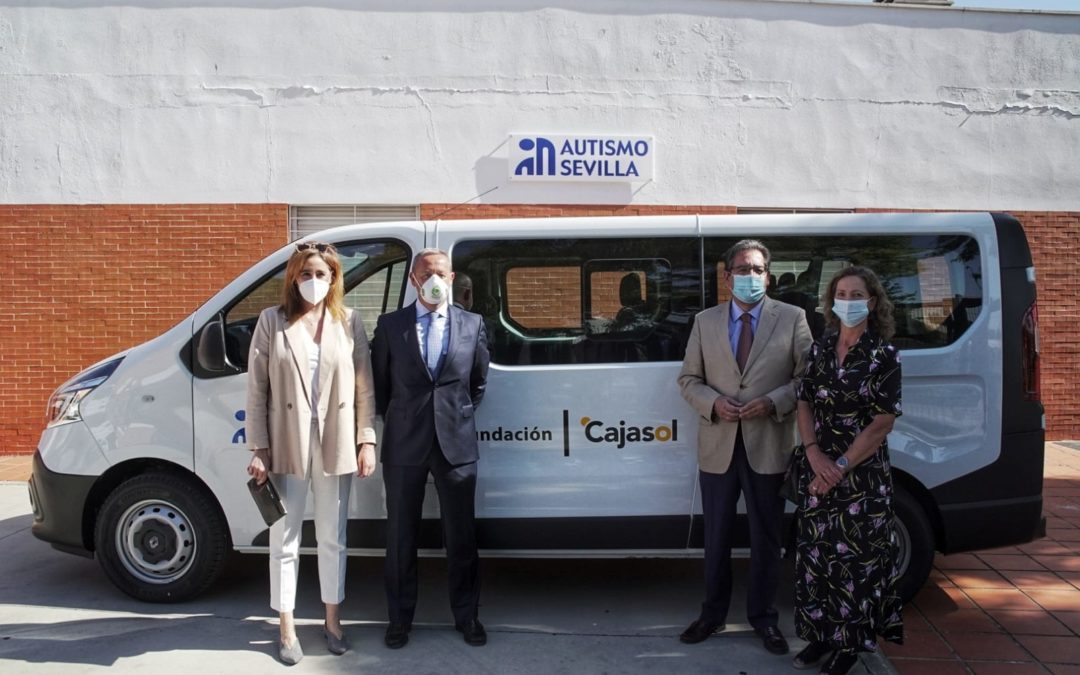 Antonio Pulido, presidente de la Fundación Cajasol, durante el acto de entrega del nuevo vehículo a la Asociación Autismo Sevilla