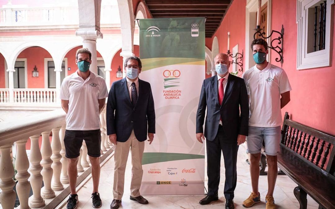 Antonio Pulido, presidente de la Fundación Cajasol, Javier Imbroda, presidente de la Fundación Andalucía Olímpica, junto a los deportistas Jaime Canalejo y Javier García