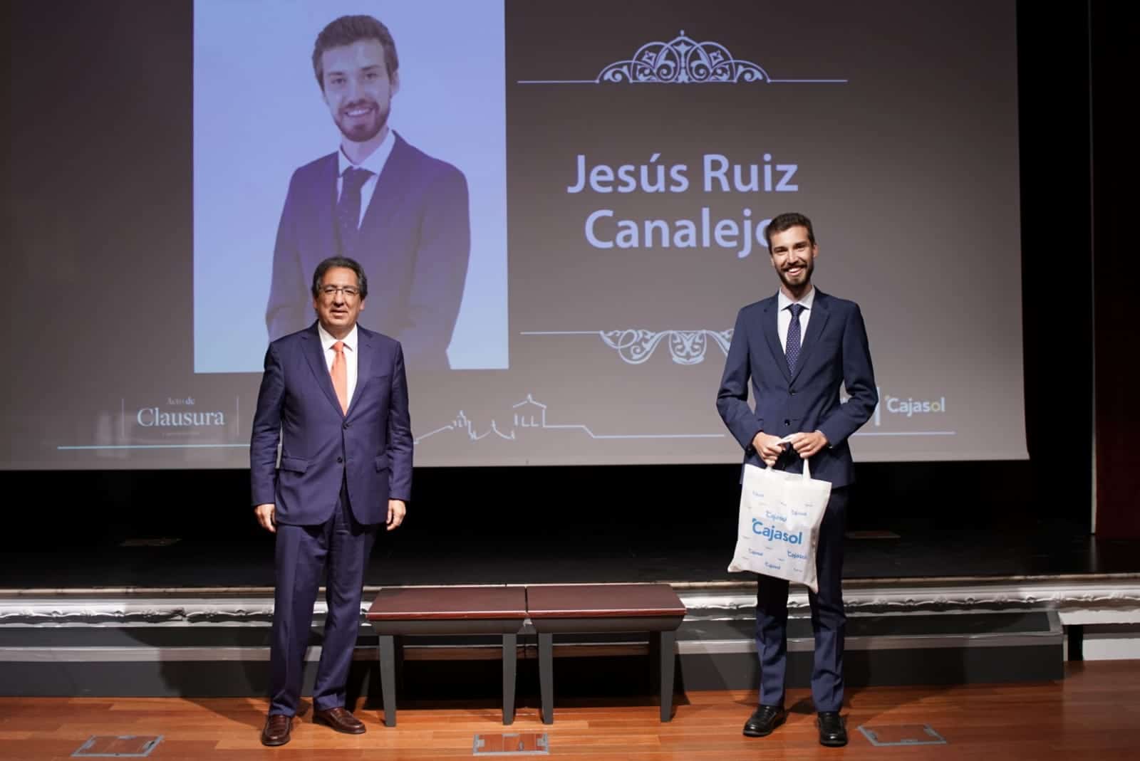 Entrega de diploma al mejor alumno del Máster en Asesoría Fiscal del curso 19-20 en el Instituto de Estudios Cajasol