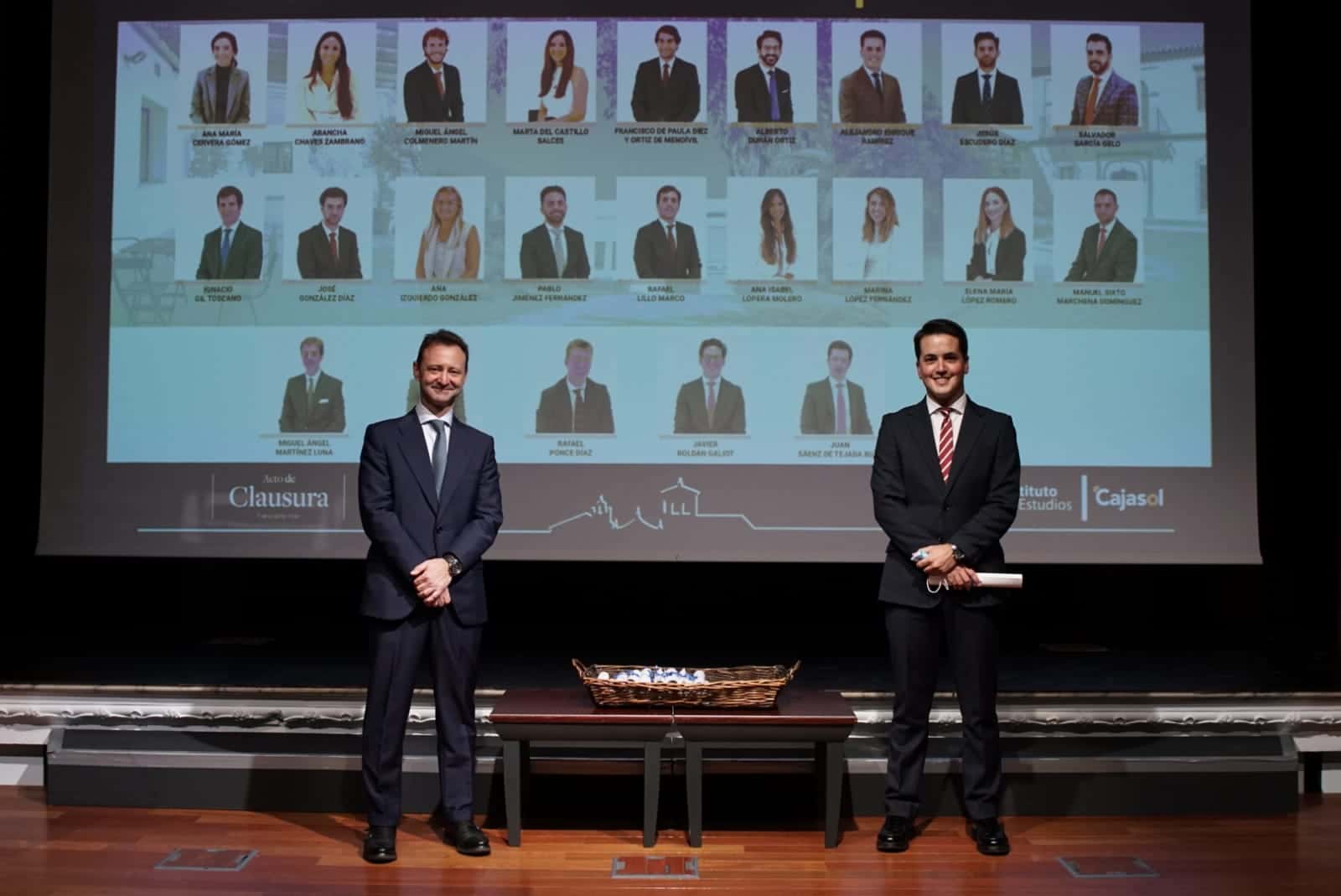 Entrega de orlas en la clausura del Instituto de Estudios Cajasol 19-20