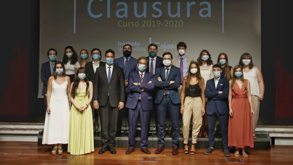 Foto de familia del Máster en Marketing y Comunicación Digital en la clausura del curso 2019-2020 del Instituto de Estudios Cajasol desde la Fundación Cajasol