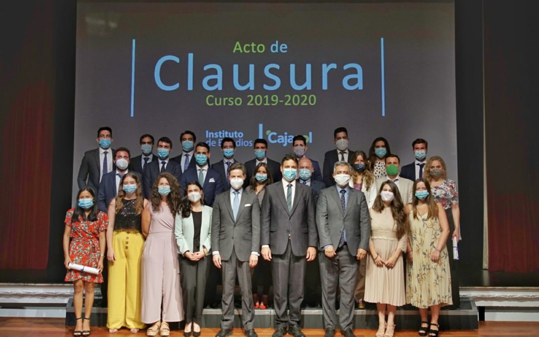 Foto de familia de los Máster en Negocios Internacionales y en Finanzas y Dirección Financiera en la clausura del curso 2019-2020 del Instituto de Estudios Cajasol desde la Fundación Cajasol