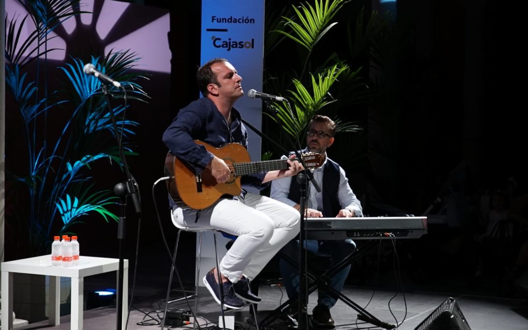 Javi Moya, durante su concierto en las Noches de Verano Cajasol en Sevilla