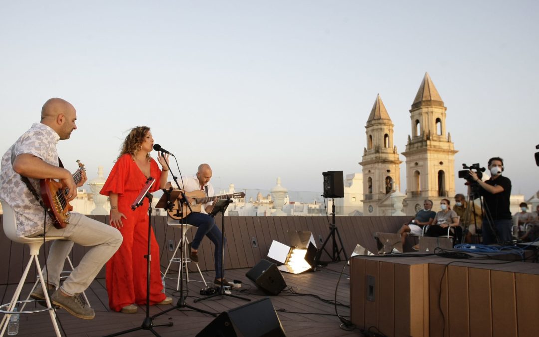 La energía de Laura Marchena suaviza el levante en las ‘Noches en la Azotea’ de la Fundación Cajasol en Cádiz