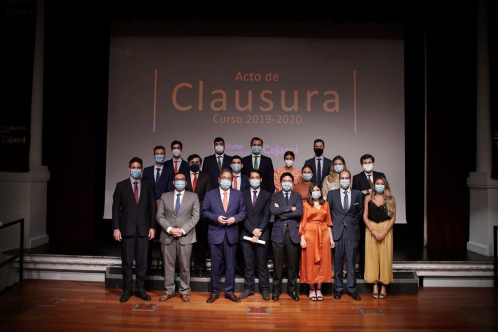Foto de familia del Máster en Asesoría Fiscal en la clausura del curso 2019-2020 del Instituto de Estudios Cajasol desde la Fundación Cajasol