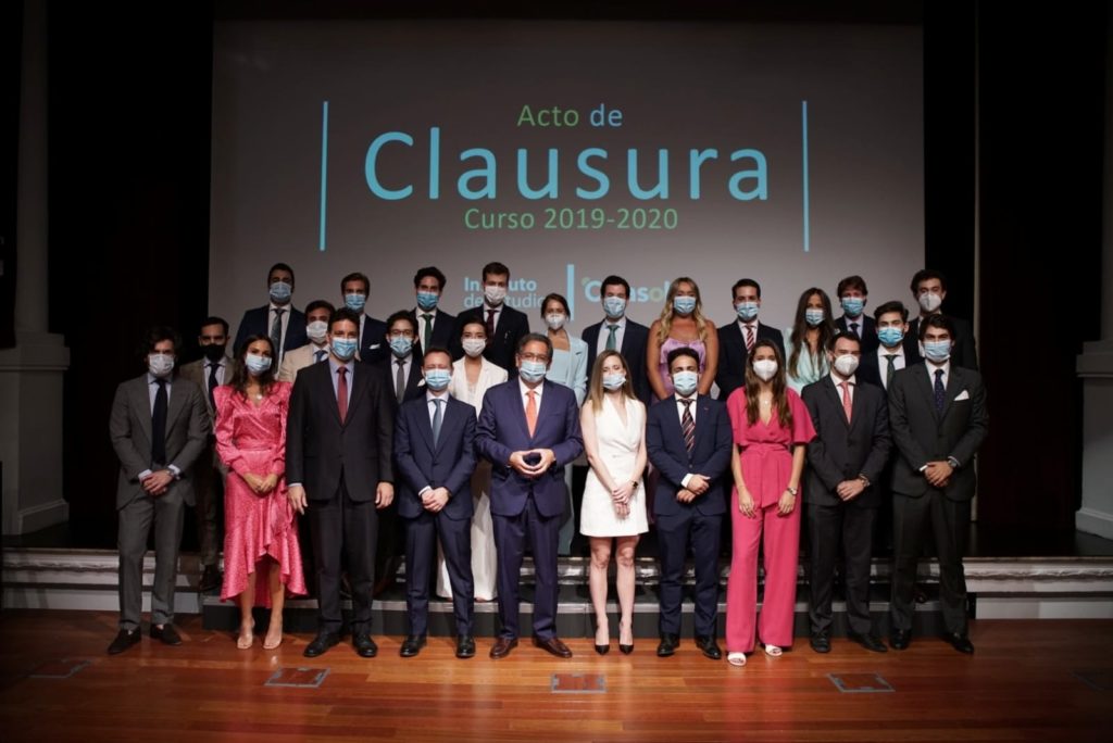 Foto de familia del Máster en Asesoría Jurídica de Empresas en la clausura del curso 2019-2020 del Instituto de Estudios Cajasol desde la Fundación Cajasol