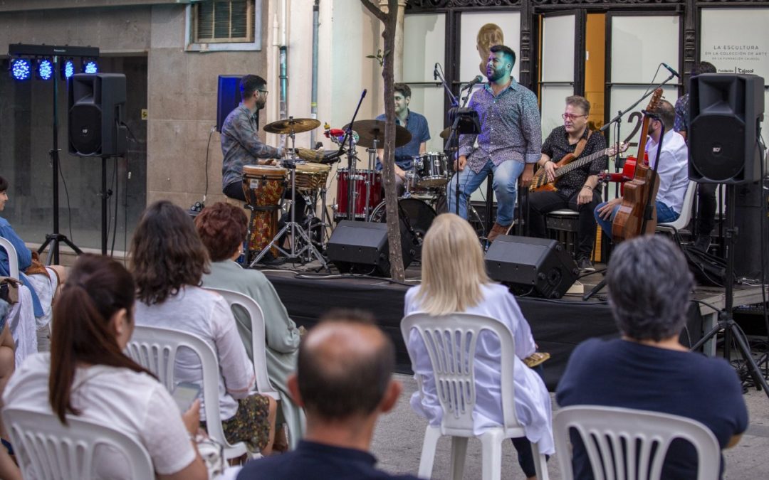 'Planeta Jondo', durante su actuación en 'Los Jueves en la Calle' en Huelva