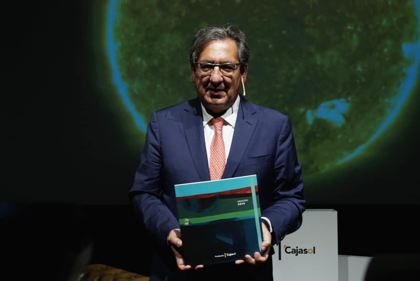 Antonio Pulido, presidente de la Fundación Cajasol, con la Memoria 2019