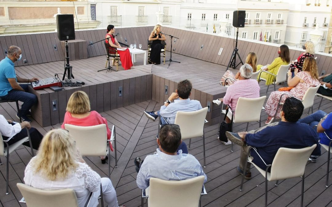 Sandra Golpe, en conversación con Nuria Sánchez Gey desde la azotea de la Fundación Cajasol en Cádiz