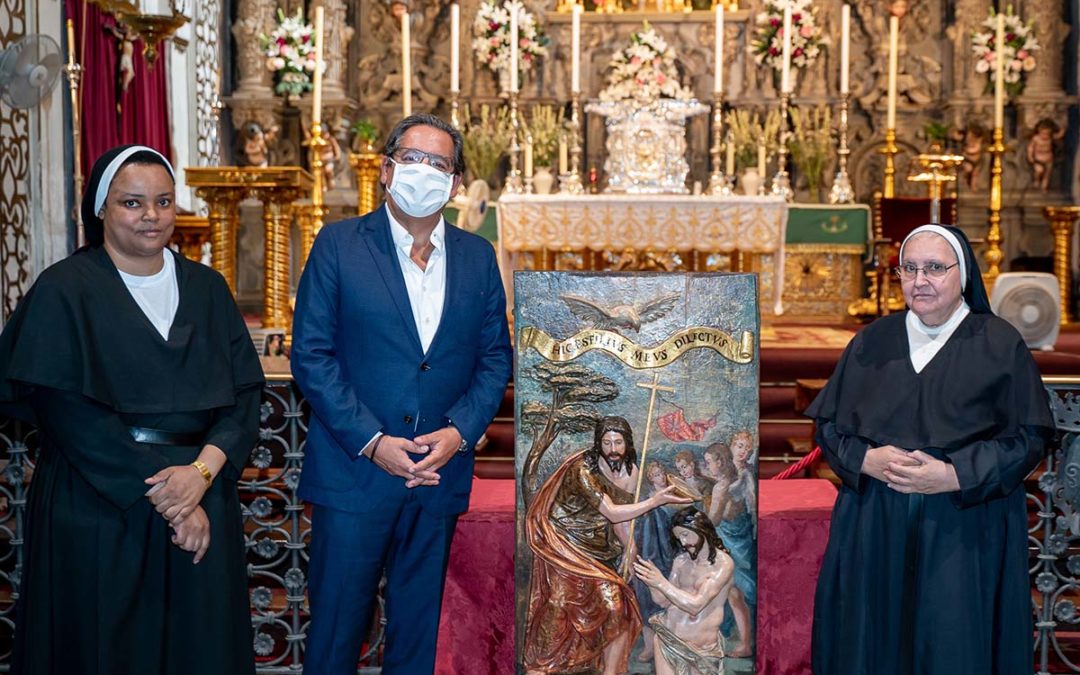 Antonio Pulido, presidente de la Fundación Cajasol, acompañado por hermanas del Convento de San Leandro