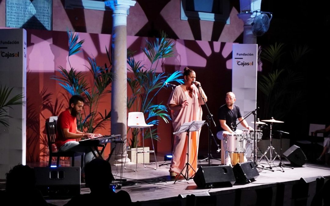 Lincy despide el agosto musical en Sevilla con sus temas latinos repletos de influencias flamencas