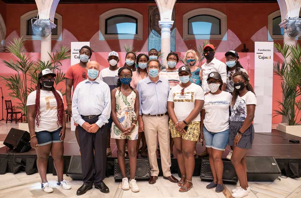 Antonio Pulido y Jesús Mejía, junto a un grupo de estudiantes de la Universidad de Cádiz provenientes de Abidjan y Korhogo en la Fundación Cajasol