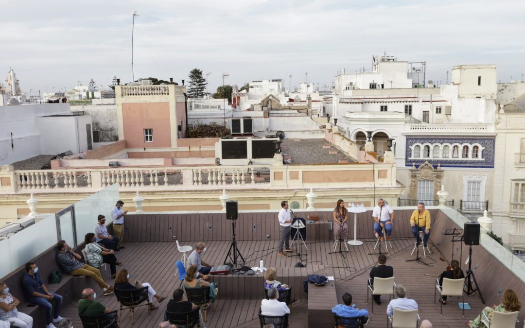 ‘Cádiz en el tiempo’: El pasado, el presente y el futuro de Cádiz, a análisis en la Fundación Cajasol