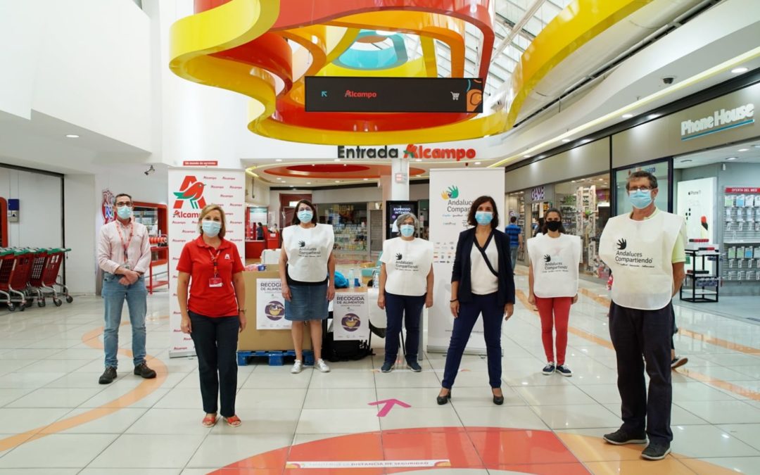 Recogida de alimentos de Andaluces Compartiendo en un centro Alcampo de Sevilla