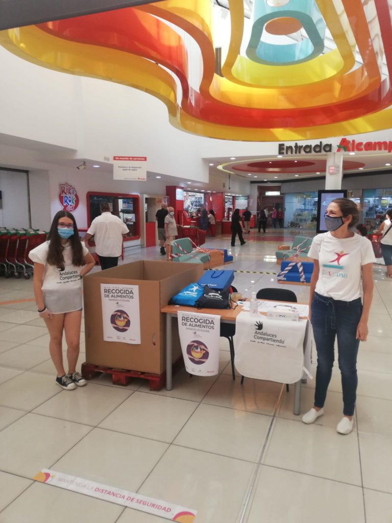 Voluntarios preparados para recoger alimentos en supermercados Alcampo