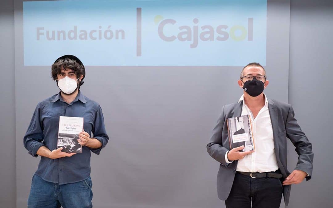 Jesús Albarrán y Antonio Serrano, posando con sus obras ganadoras en la sede de la Fundación Cajasol