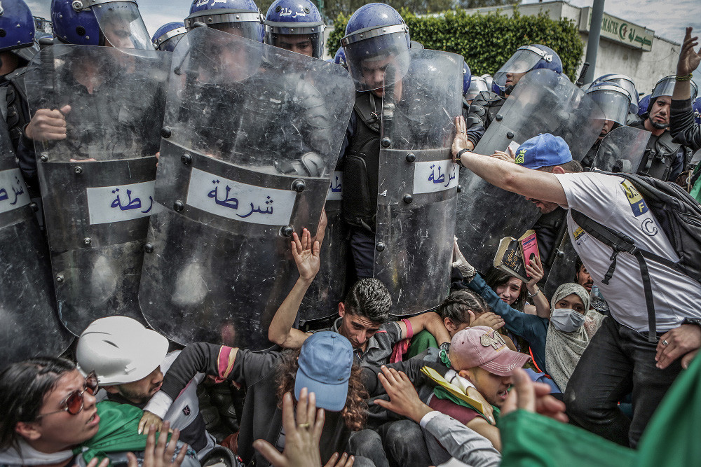 'Clash with the Police During an Anti-Government Demonstration' © Farouk Batiche (Argelia) de Deutsche Presse-Agentur