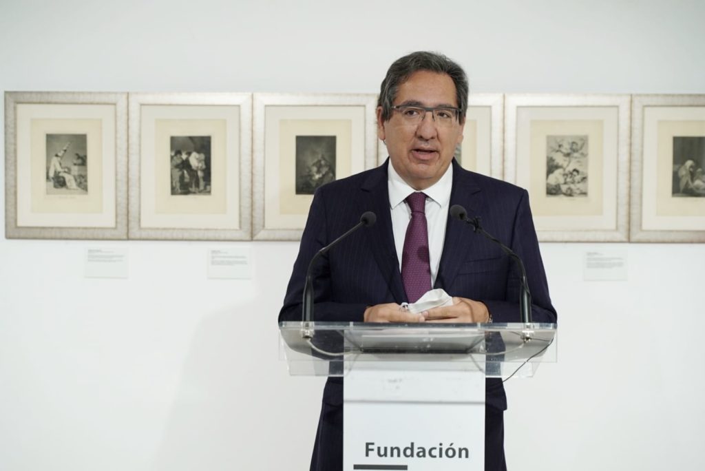 Antonio Pulido, presidente de la Fundación Cajasol, en la exposición 'Las mujeres de Goya'