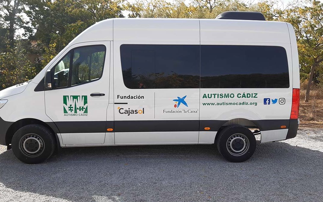 La Fundación Cajasol y Fundación ‘la Caixa’ entregan un vehículo adaptado para dar una mejor atención y facilidades a las personas con TEA en la provincia de Cádiz