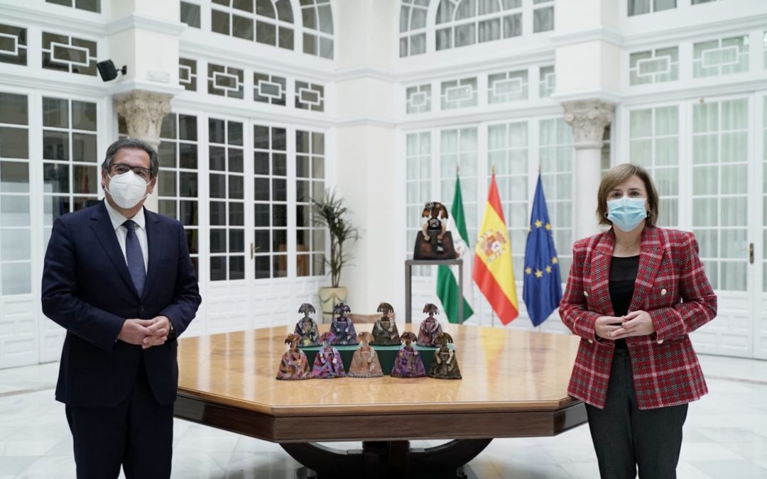 La delegada del Gobierno de España en Andalucía, Sandra García, y el presidente de la Fundación Cajasol, Antonio Pulido