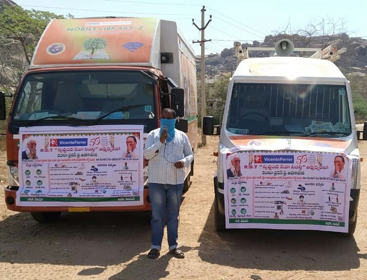 Bibliobus dentro del proyecto Anantapur en la India de la Fundación Cajasol y la Fundación 'la Caixa'