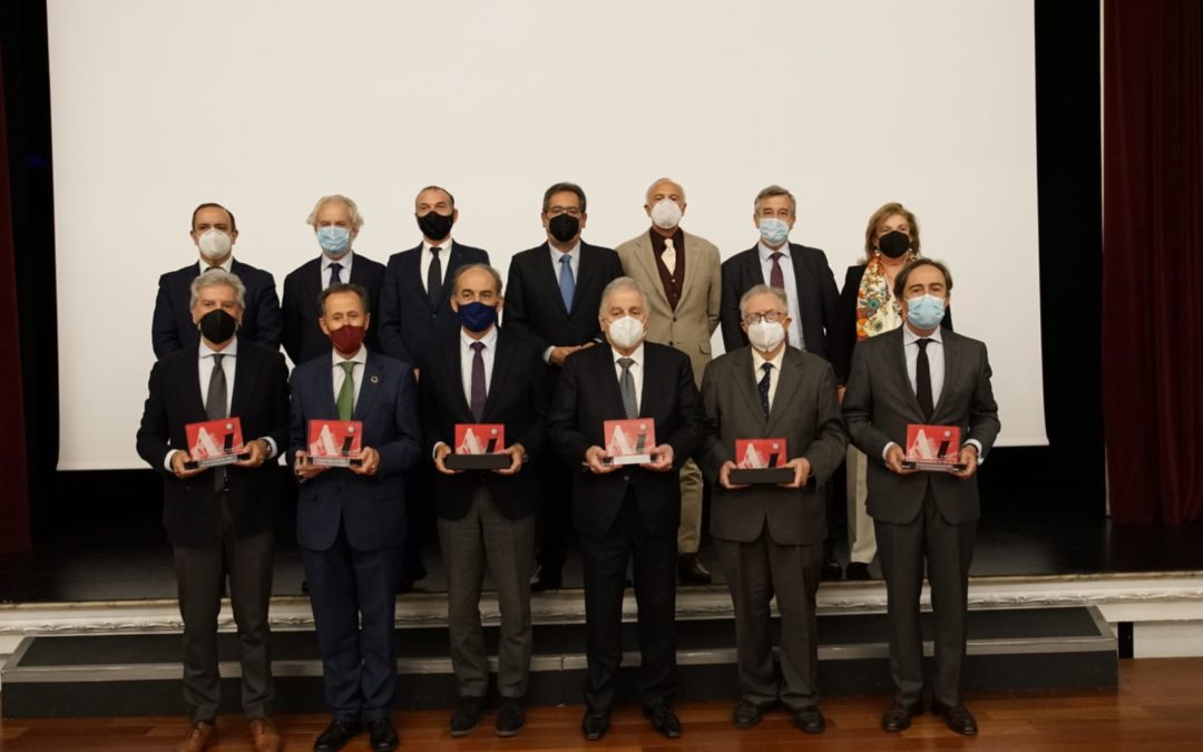 Foto de familia en la entrega de los VII Premios Andalucía Inmobiliaria en la sede de la Fundación Cajasol