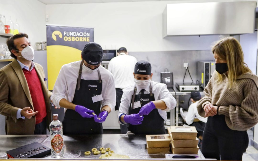 La Fundación Osborne presenta en la sede de la Fundación Cajasol en Cádiz su ‘Escuela Gastro’ para ayudar a los jóvenes a incorporarse al mundo laboral