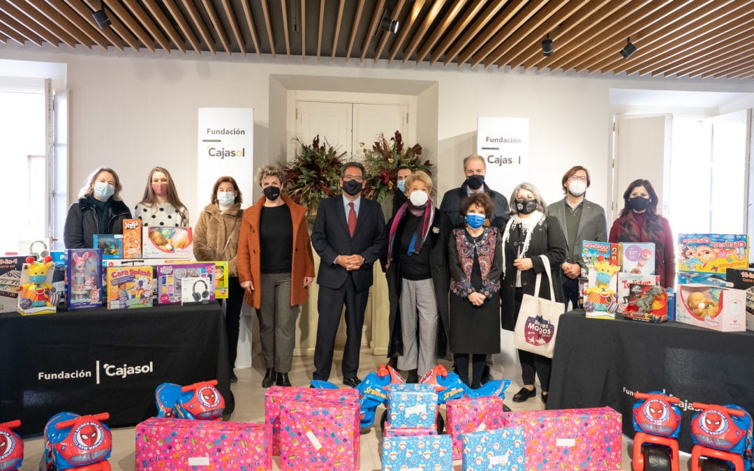 La Fundación Cajasol clausura los Gozos de Diciembre con la entrega de juguetes a asociaciones y entidades sociales