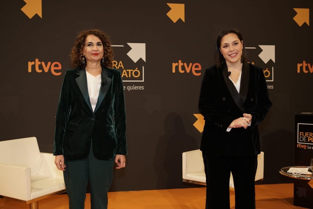 Fuera de Plató, de RTVE, con María Jesús Montero en la Fundación Cajasol