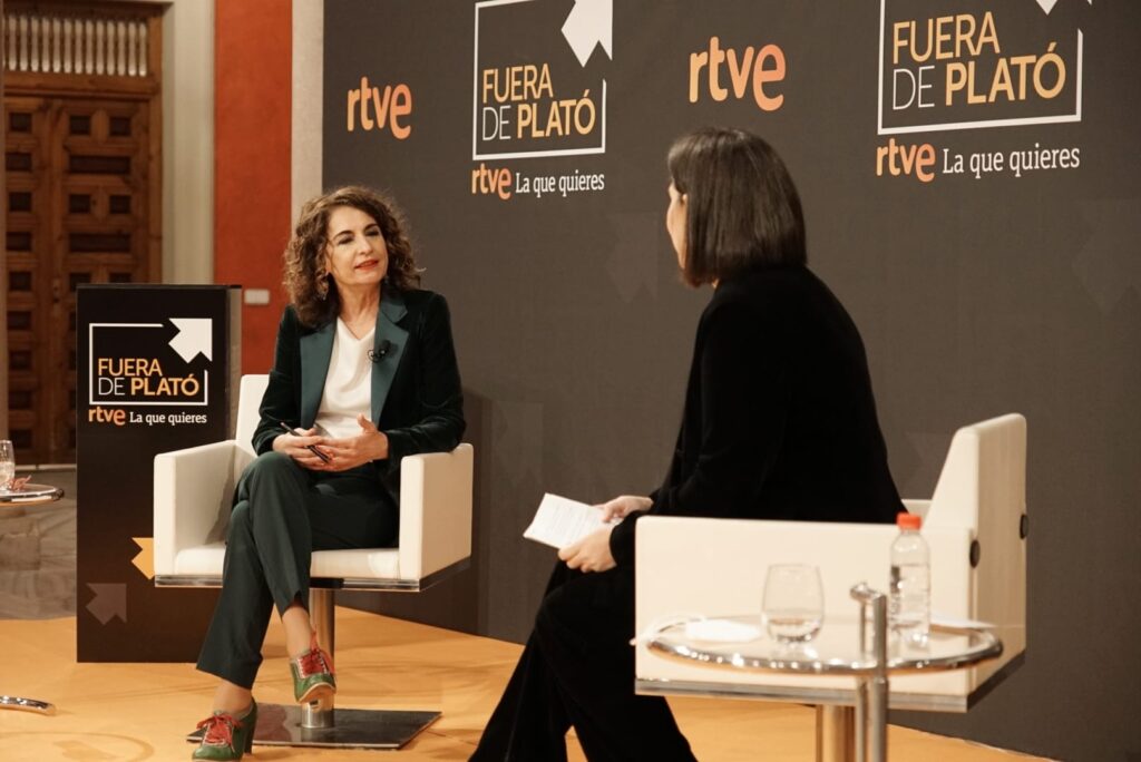 Paloma Jara entrevista a la ministra de Hacienda en la Fundación Cajasol