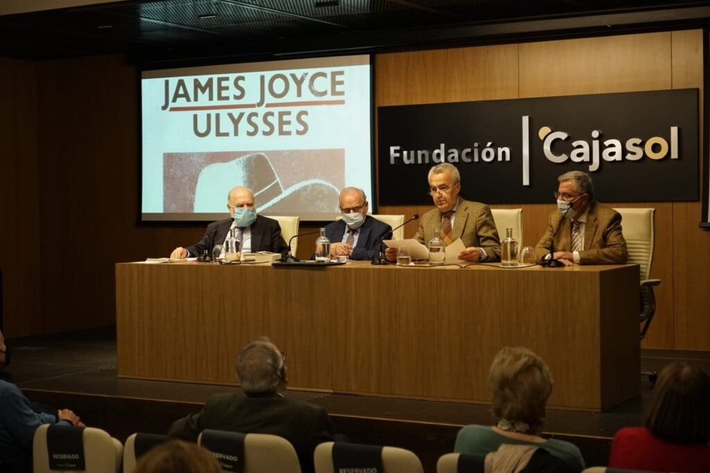 Alfonso Guerra y Antonio Cascales participan en el diálogo "Un siglo con Ulises" en la Fundación Cajasol