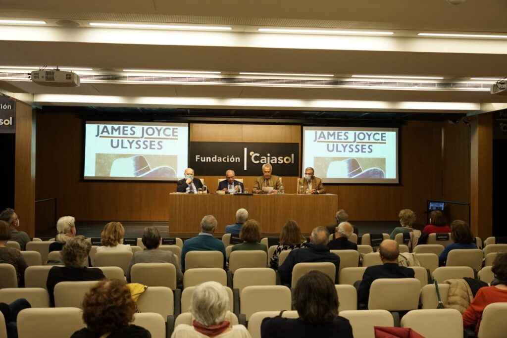 Alfonso Guerra y Antonio Cascales participan en el diálogo "Un siglo con Ulises" en la Fundación Cajasol