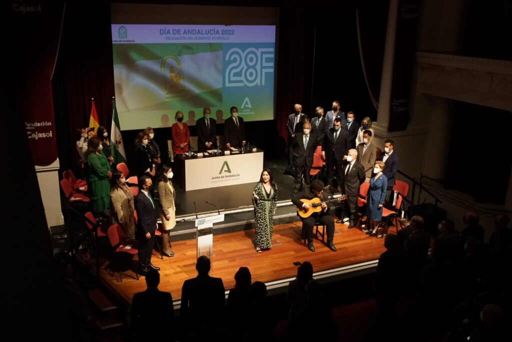 La Junta entrega las Banderas de Andalucía en la Fundación Cajasol